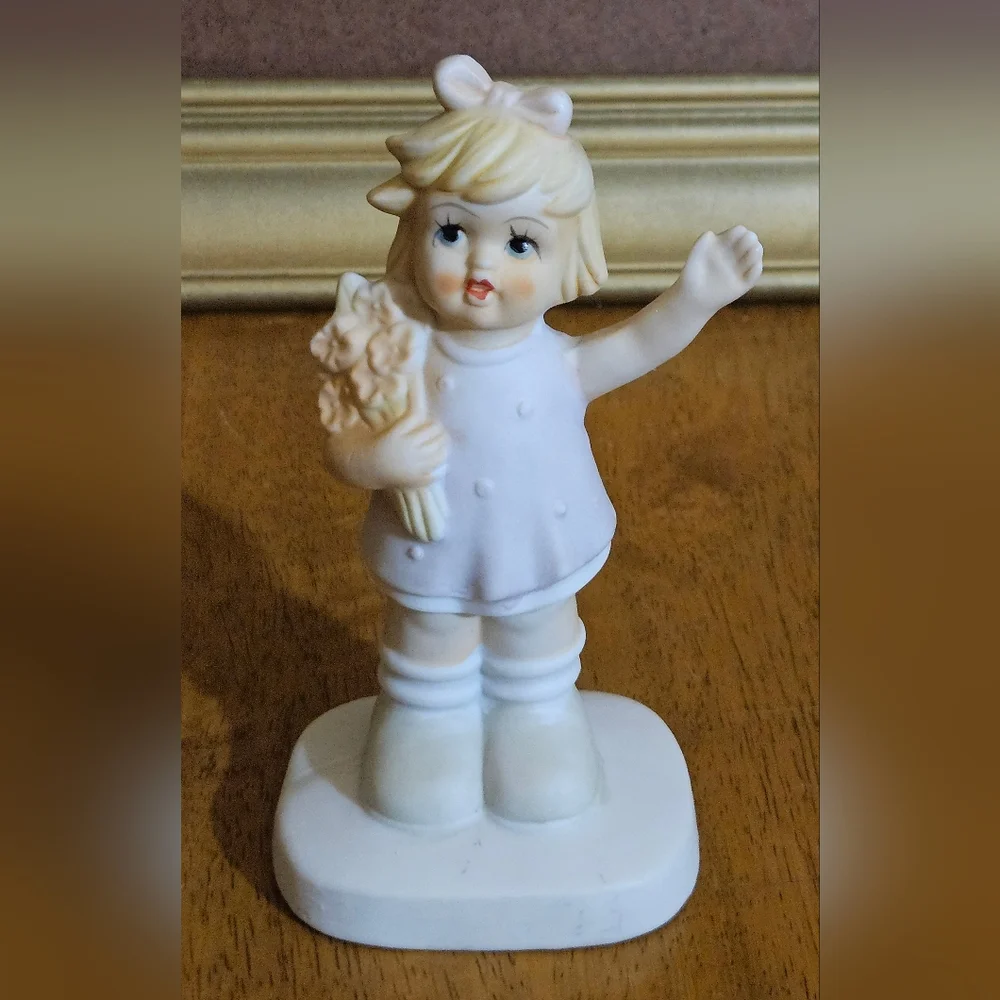 Rare Vintage Artmark Girl Holding Flowers and Waving Figurine